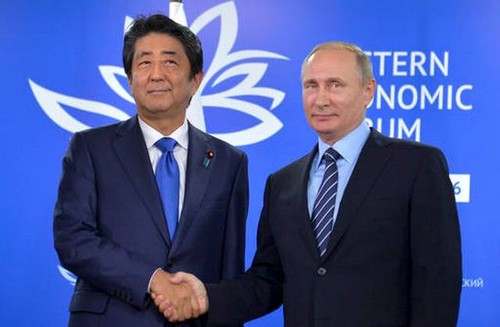 Russian President and Japanese PM agreed to continue talks on disputed land   - ảnh 1